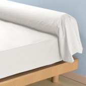 Protège traversin 45x230 cm en coton molleton blanc 200g/m2 présenté sur un lit.