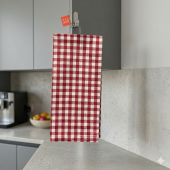 lot de 3 torchons 50x70cm motif rouge à carreaux rappel montagnard avec 1 torchon rouge en nid d'abeille fond ambiance