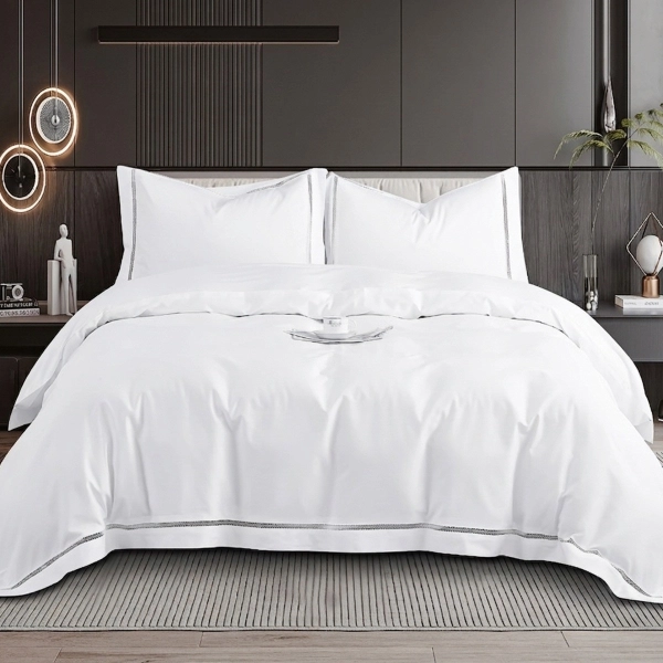 Housse de couette blanche brodée 220x240 cm satin de coton 120 fils/cm² avec 2 taies à volant 65x65 cm