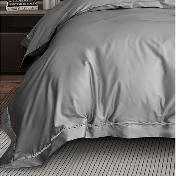 Housse de couette brodée 220x240 cm satin de coton 120 fils/cm² avec taies à volant 65x65 cm - Luxe et élégance