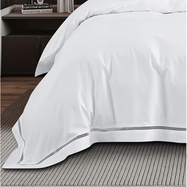 Housse de couette brodée 220x240 cm satin de coton 120 fils/cm² avec taies à volant 65x65 cm - Luxe et élégance