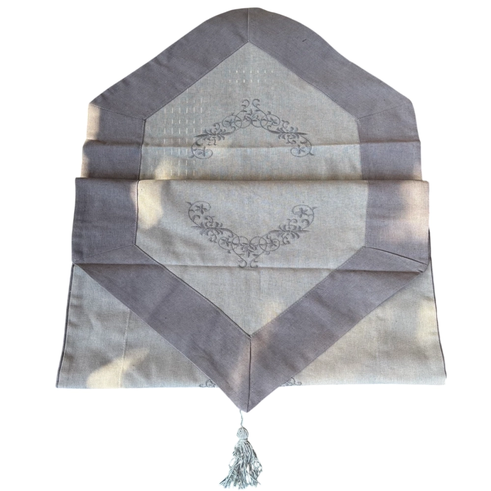 Chemin de table Gris Chic, couleur gris clair et bordures foncé, en coton & lin - 45x150 cm
