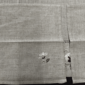 Zoom serviettes de table assorties, broderie minimaliste en rappel au carré de cuisine 85x85cm.
