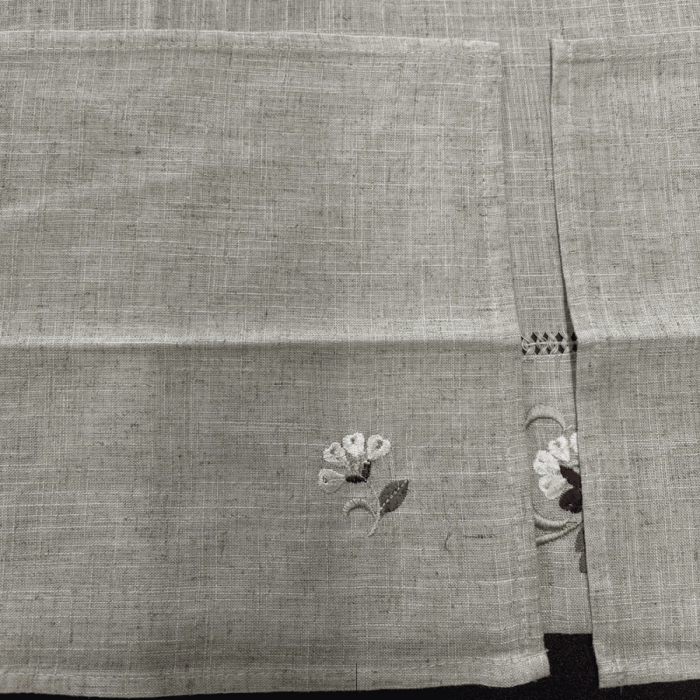 Carré de table - avec 4 serviettes assorties, couleur lin et broderie florale - 85x85cm