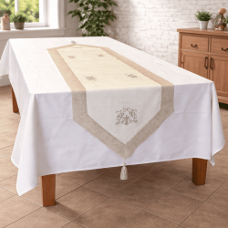 Chemin de table installé sur la table, légerement tombant. Chemin de table couleur lin et blanc, broder