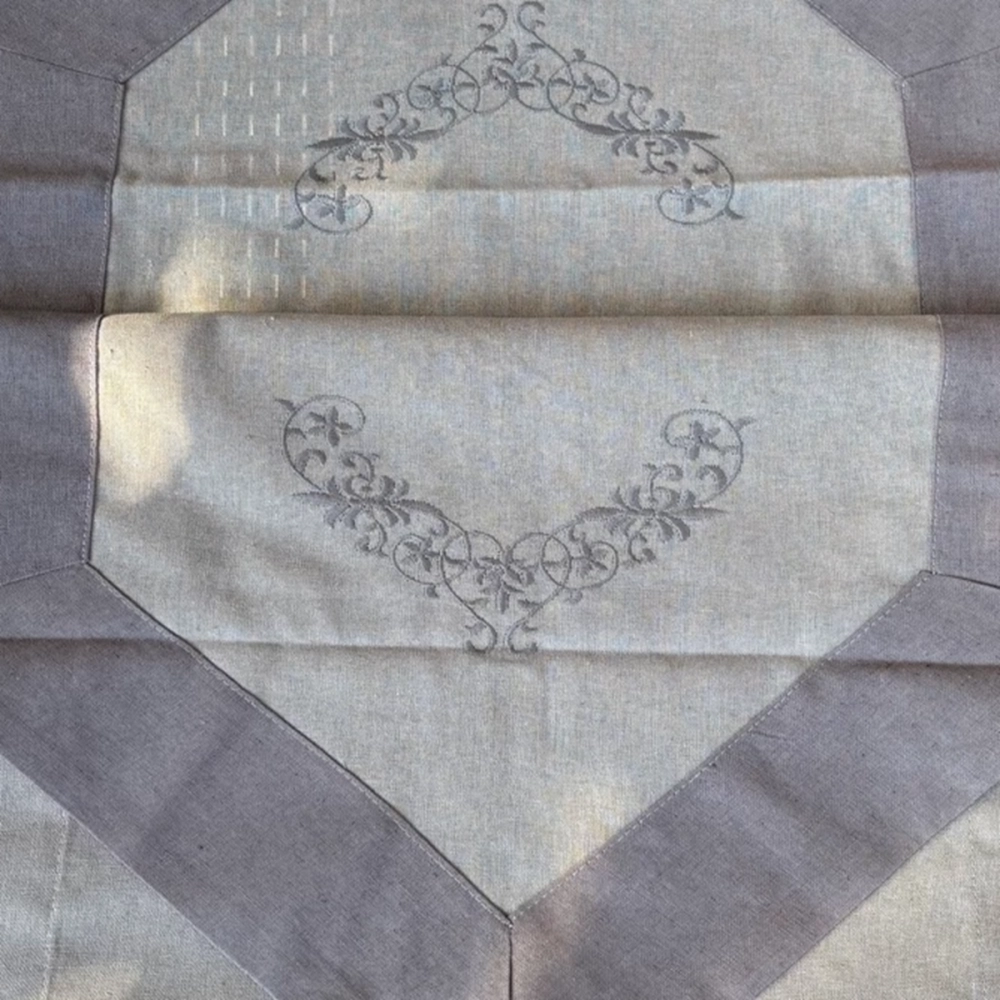 Chemin de table Gris Chic, couleur gris clair et bordures foncé, en coton & lin - 45x150 cm