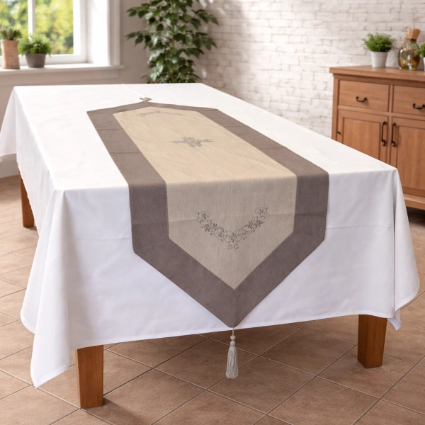 chemin de table nuance de gris, avec broderie bohème, 45x150cm sur fond d'ambiance, details aux extremités