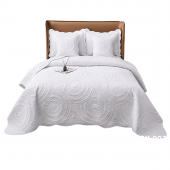 Couvre lit blanc matelassé sur fond blanc