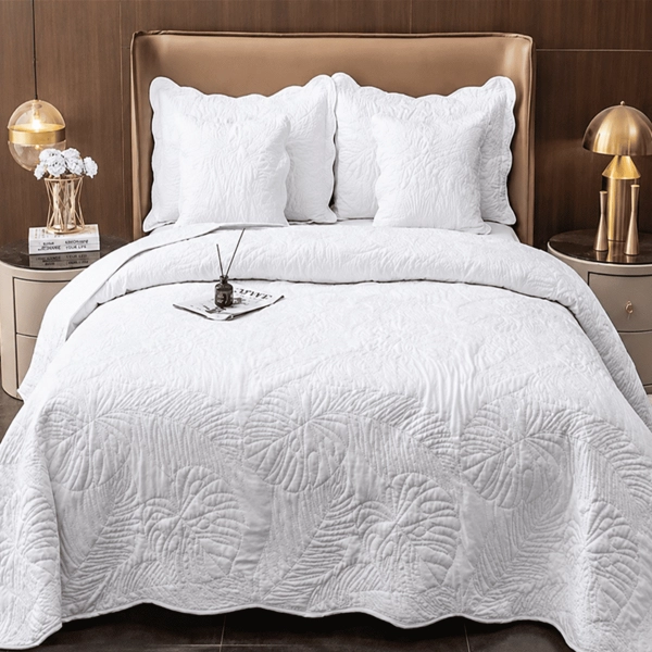 Couvre lit boutis blanc matelassé motif feuillage 230x250cm +2 taies d'oreillers assorties