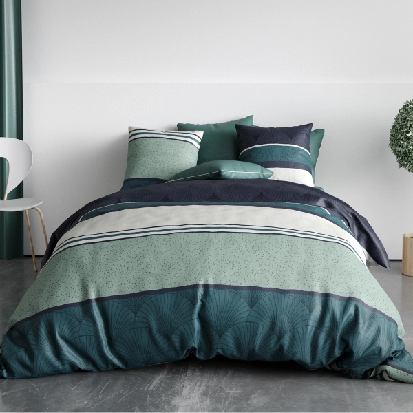 Photo d'ambiance 1 de la housse de couette 240x220 cm et taies Antika en coton à motifs Art Déco vert et bleu