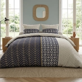 Housse de couette 220x240 cm MELVIN + taies coton 57 fils - Parure bleu nuit et beige, motifs chevrons et rosaces