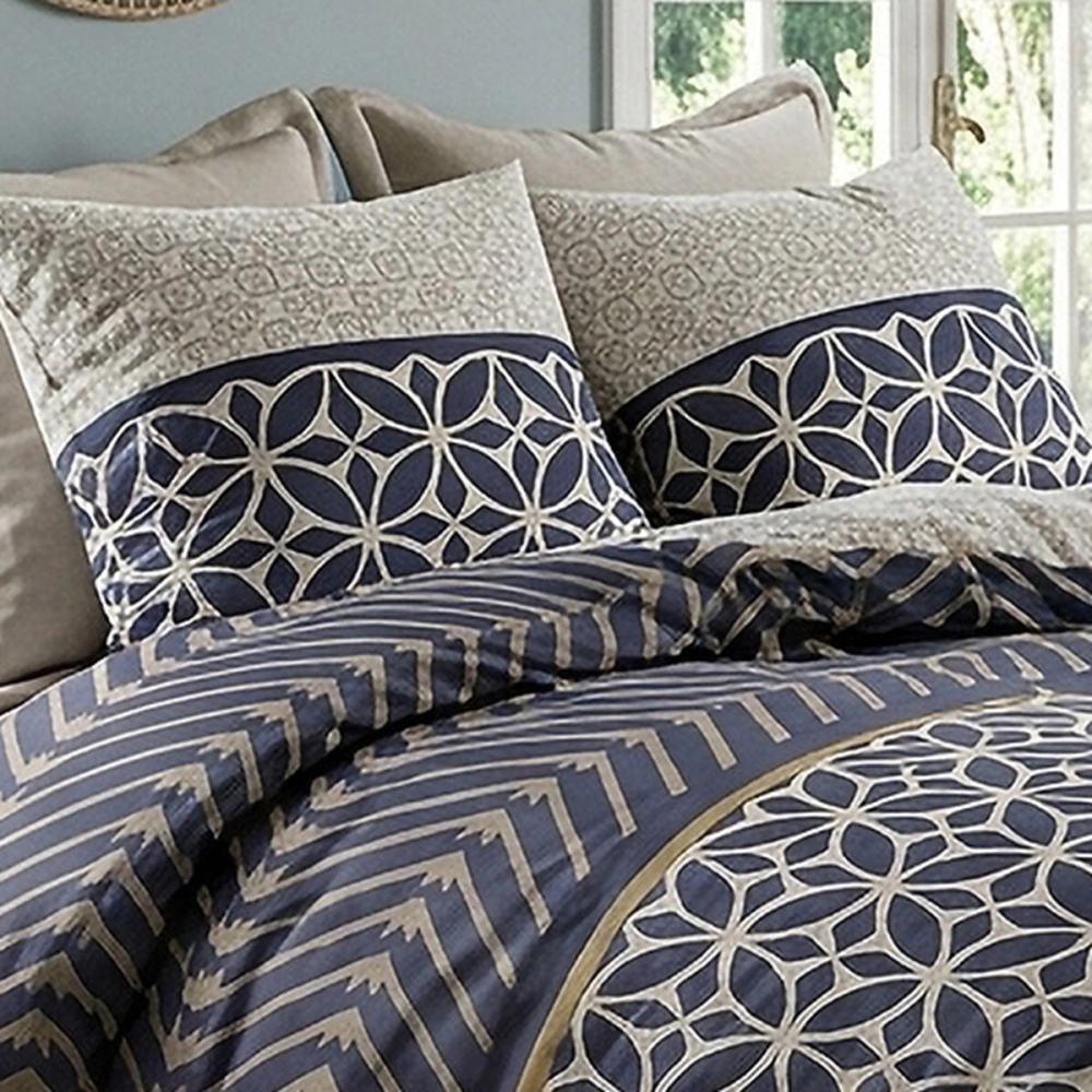 Housse de couette Melvin 260x240 cm avec 2 taies coton 57 fils - Parure graphique bleu nuit et beige pour grand lit double