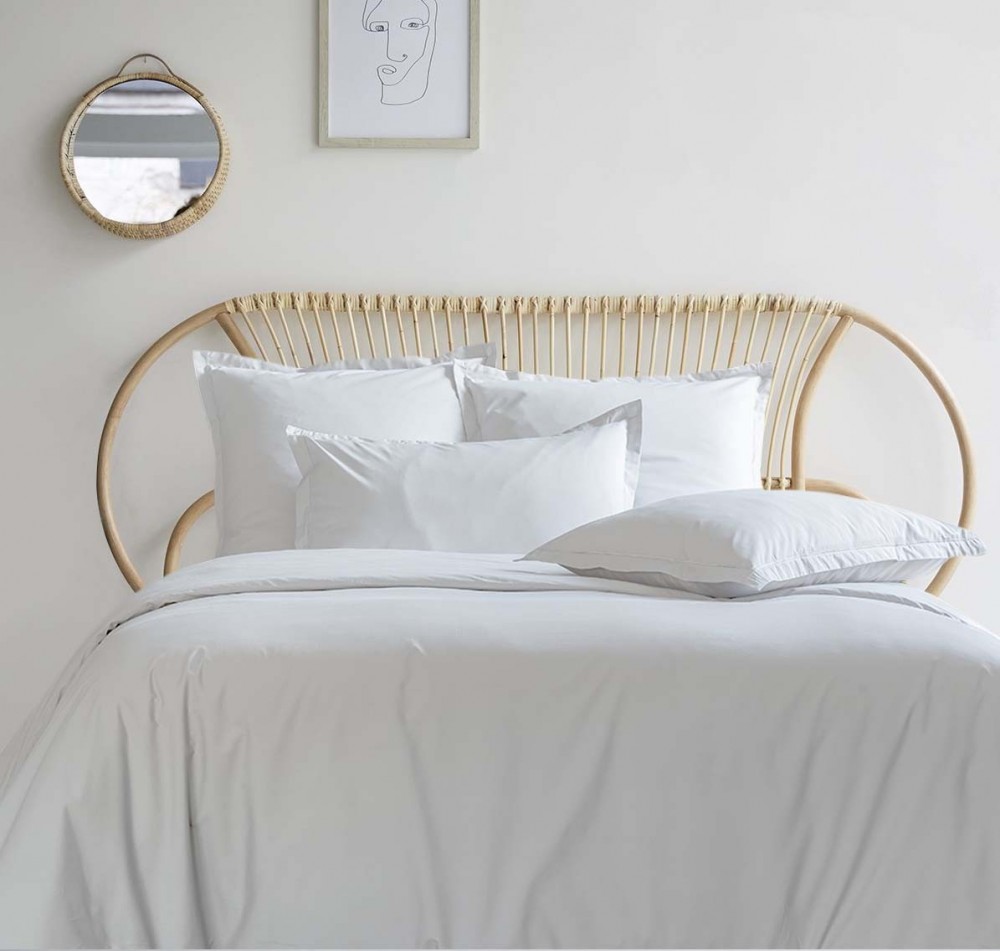 Housse de couette blanche en Percale de coton dans une chaambre moderne.