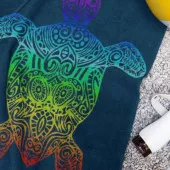 Zoom sur serviette tortue fond bleu