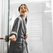 Dame qui porte le peignoir châle coton et bambou anthracite