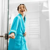 Dame qui porte le peignoir châle coton et bambou bleu canard