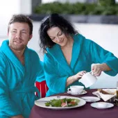 peignoirs Alpes Blanc 100% coton Capuche Bleu canard portés par un couple