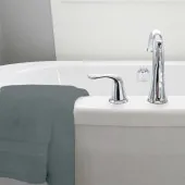 Lot de deux serviettes 100% coton 100x150 cm 600grammes/m² posées sur baignoire gris foncé