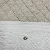 Couvre lit Peaceland Abeilles : Zoom sur les motifs.