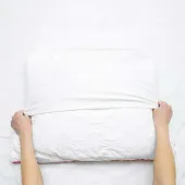 Visuel ambiance, mise en place d'une sous taies sur l'oreiller