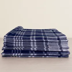 Visuel pile de 12 mouchoirs VICTOR à carreaux sur fond d'ambiance