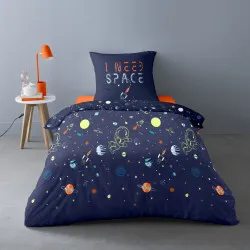 Housse de couette une place, univers espace, sur le lit visuel d'amabiance, hdc bleu nuit et détails colorés