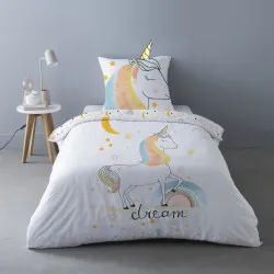 Housse de couette 1 place, magic, fond blanc, motif licorne avec couleurs pastel, hdc 140x200cm sur lit, visuel d'ambiance.