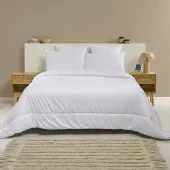 Couette blanche légère été anti-transpiration sur un lit deux personnes