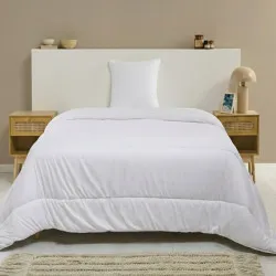 Couette blanche légère été anti-transpiration sur un lit une personne