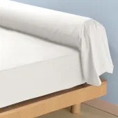 Protège traversin 45x230 cm en coton molleton blanc 200g/m2 présenté sur un lit.
