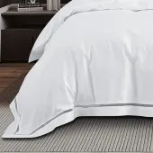 Housse de couette blanche brodée 220x240 cm satin de coton 120 fils/cm² - zoom sur la finition